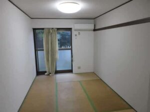 壁紙を貼り替えた後の部屋