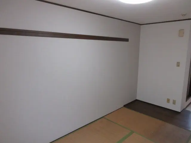 薄いグレーのアクセントクロスを取り入れて壁紙を貼り替えた後の部屋