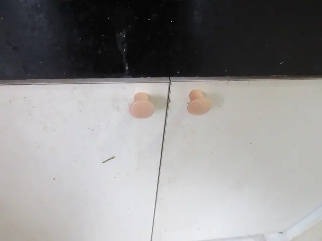 キッチン収納扉につまみを取付けた状態