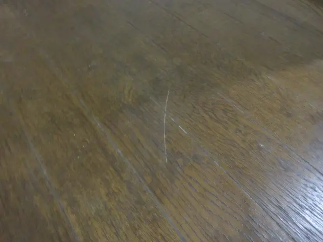 床の間の床にキズがある状態