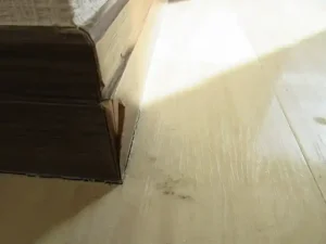 木巾木の角が剥がれている状態