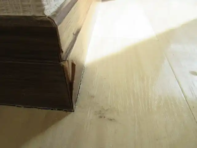 木巾木の角が剥がれている状態