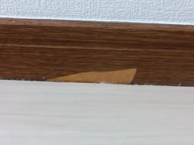 木巾木の表面が剥がれている状態