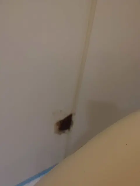 ユニットバスの壁にサビがある状態