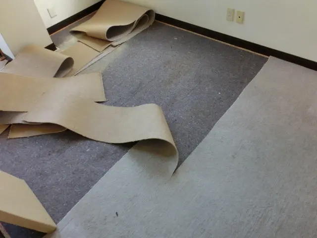 カーペットの撤去作業の様子