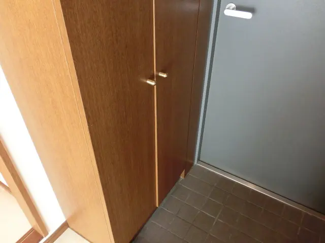 下駄箱の扉のばちって（ズレ）いる状態