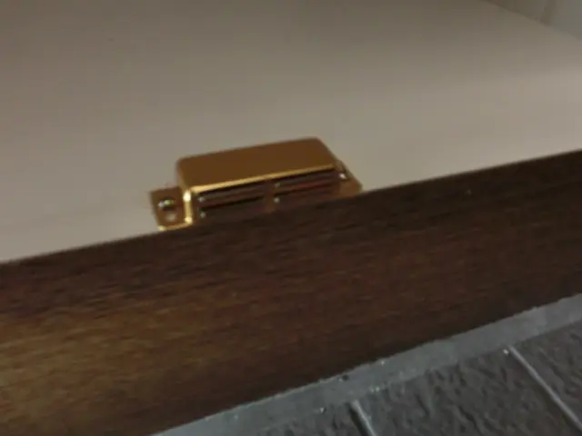 下駄箱にマグネットを取付け