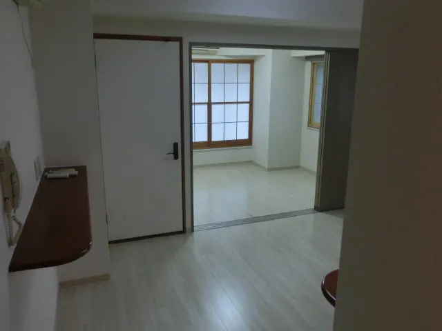 全室の壁紙の貼り替えと床にウッドタイルを施工した様子