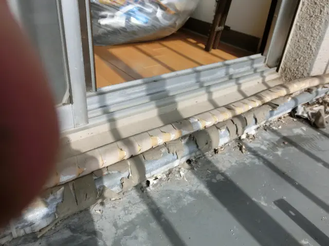 水道管のカバーとエアコンのホースがかなり傷んでいる現状