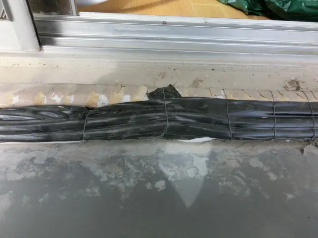 ウレタンで水道管を包み補修した状態