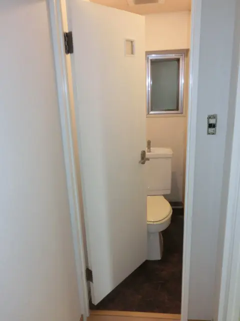トイレのドアが内開きになっている状態