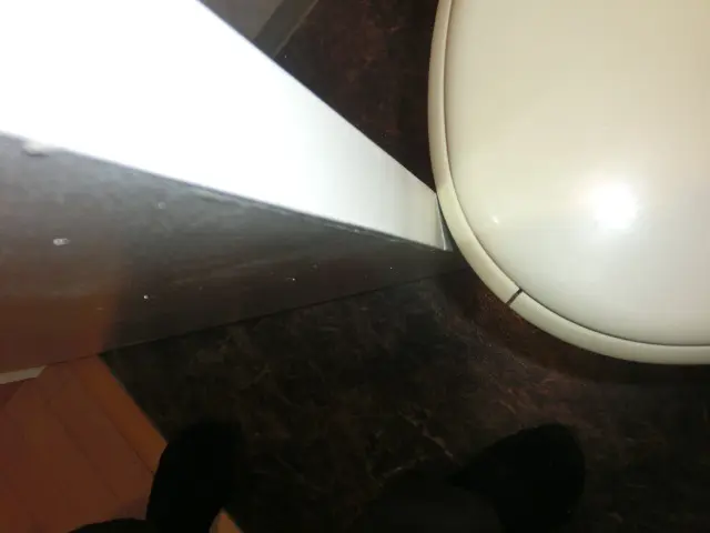 ドアが便座に接触している状態