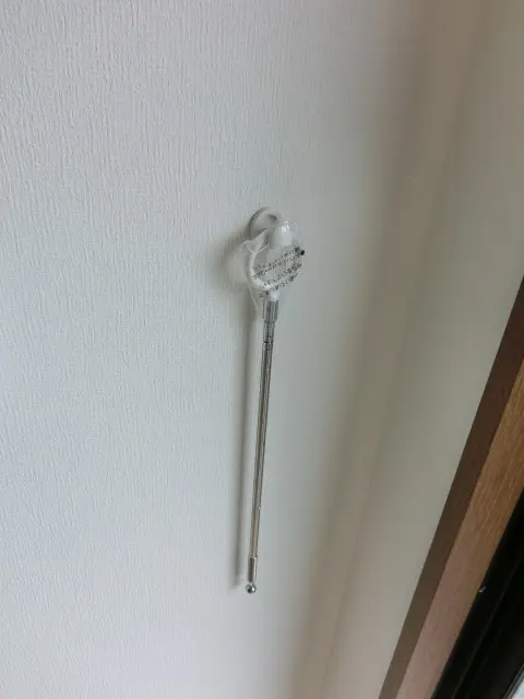 使用しないときにポールを壁に掛けた様子
