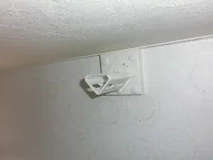 自作した物干し器具を壁に設置した状態