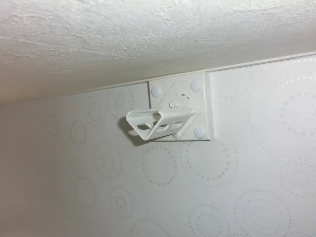 自作した物干し器具を壁に設置した状態