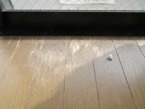 フローリング表面が色あせ、剥げている状態
