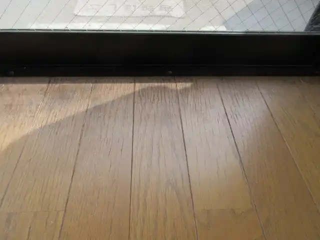 表面が色あせ、剥げている部分を着色して補修した状態