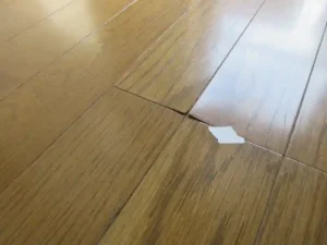 フローリングの角が剥離して盛り上がっている状態