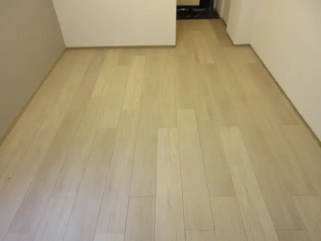 床はライトベージュのウッドタイルを施工