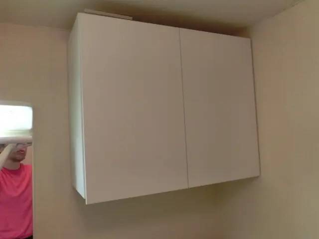 吊り戸棚を取り付けた洗面所の様子