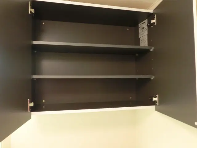 吊り戸棚の扉を開いて中が見える状態