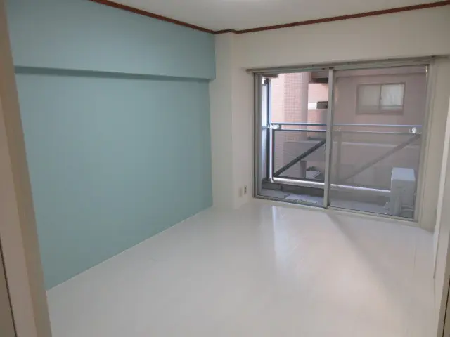 パステルブルーのアクセントクロスを取り入れた部屋の様子