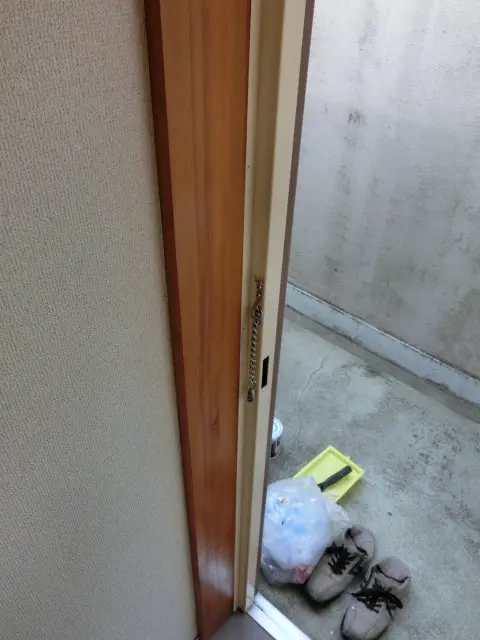 玄関ドアの枠も白く塗装リフォーム