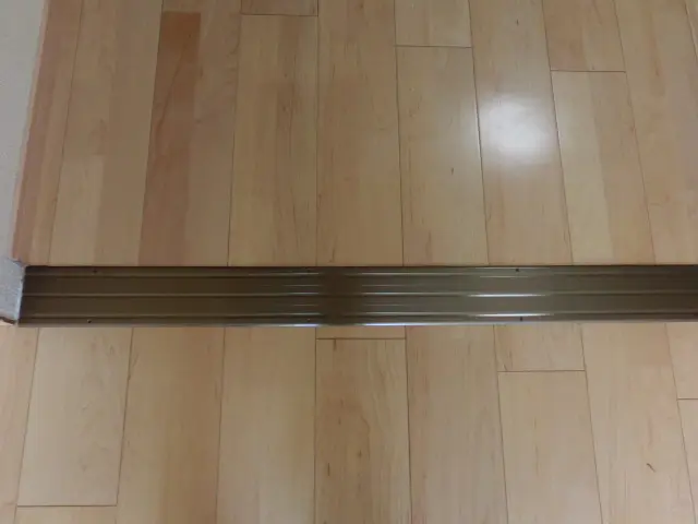 間仕切り引き戸のレールガイド