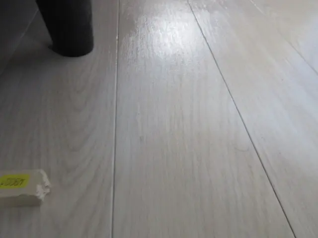 ウッドタイルの床についた少し長めのキズを補修した状態
