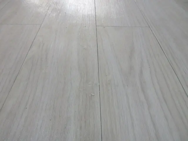 ウッドタイルの床に小さな陥没キズを補修した状態