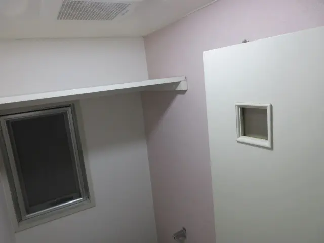 トイレにパステルピンクのアクセントクロスを貼った様子