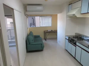 リフォーム後の少しカラフルなリビングの様子