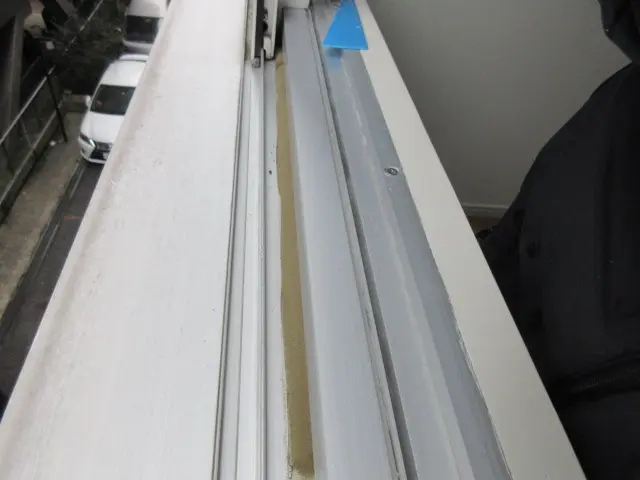 サッシに残った粘着テープの跡の状態