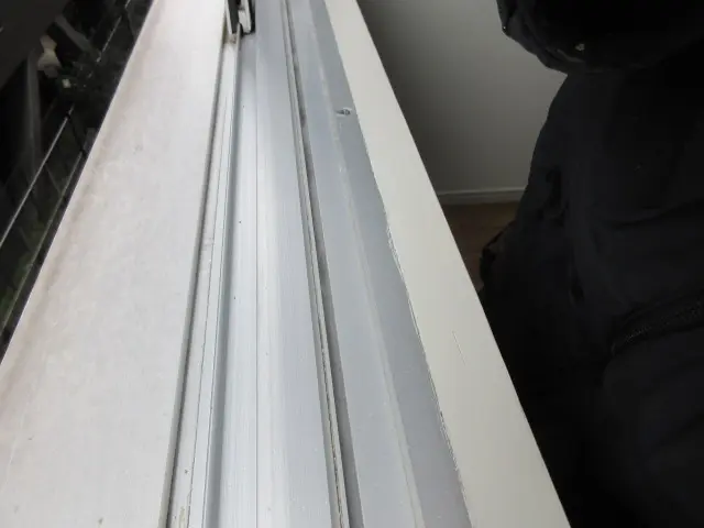 サッシに残った粘着テープ跡を除去した状態