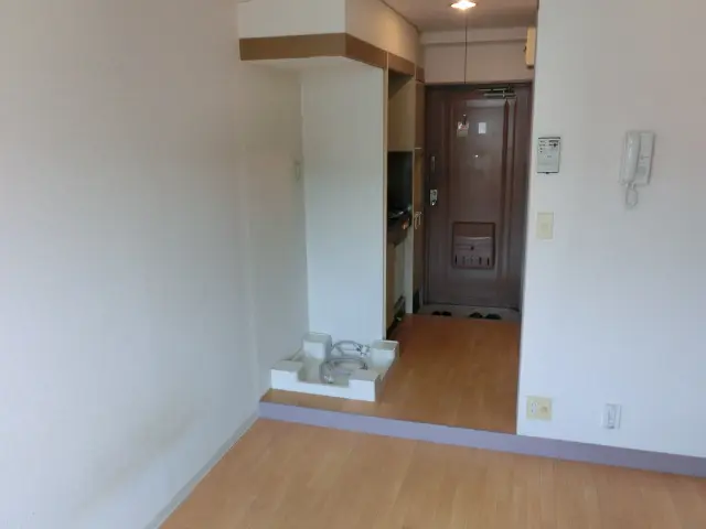 壁紙を貼り替える前の部屋の状態