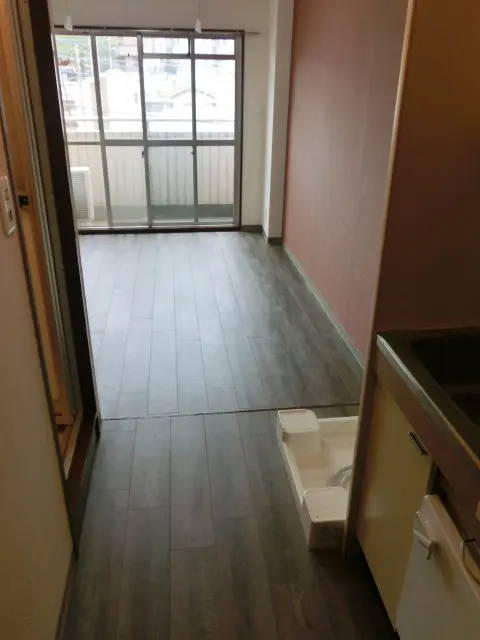 玄関から見たウッドタイル施工後の状態