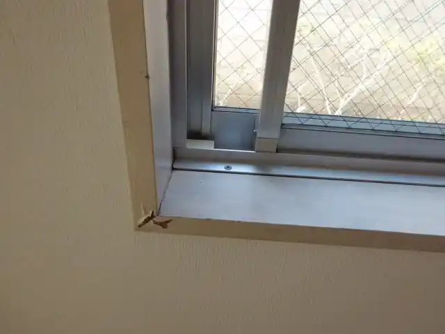 窓枠の塗装が劣化して剥げている状態