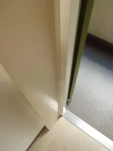 再塗装した玄関枠周りの状態