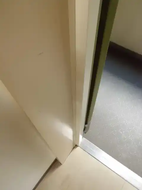 再塗装した玄関枠周りの状態