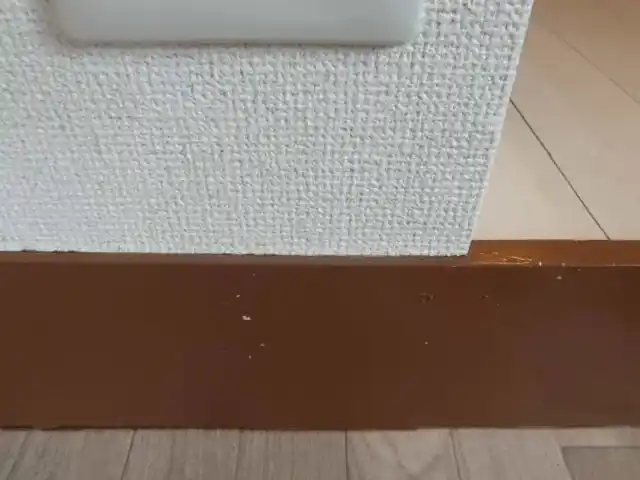 現状の巾木にできた塗装の剥げの様子
