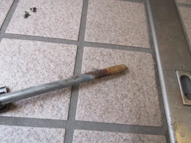 フランス落としの金具の先が錆びている様子