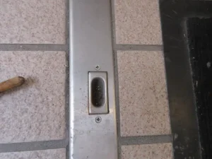 フランス落としの金具の先が入る穴の様子