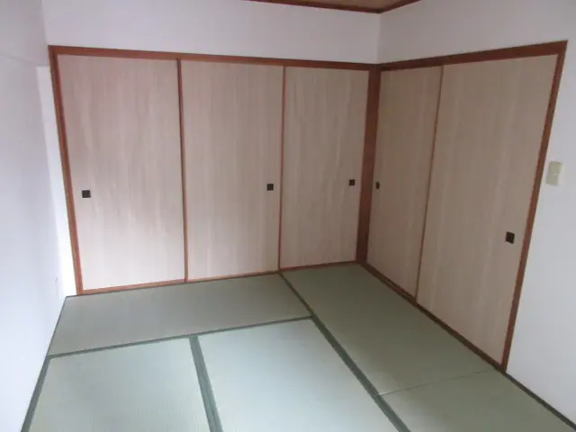 ふすまを壁紙で貼り替えた状態