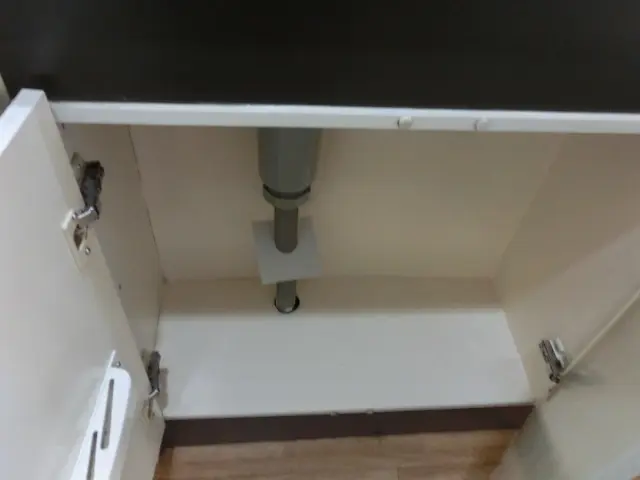 キッチン収納内を塗装した様子
