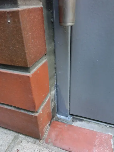 鉄扉の下部にできたサビを補修してきれいになった状態