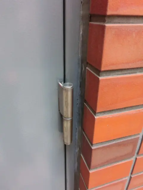 蝶番の横にできたサビを補修した様子
