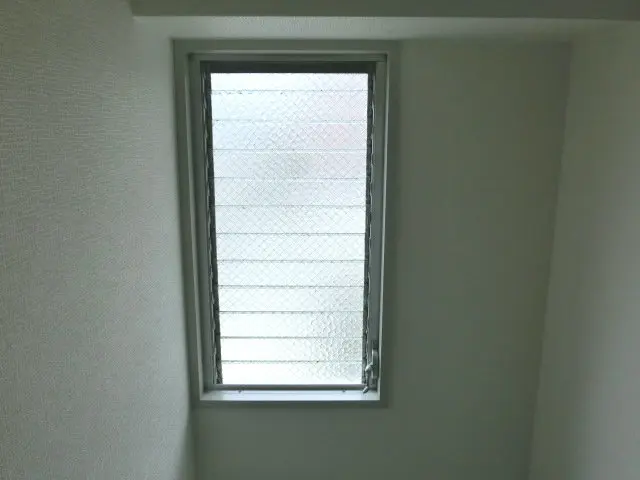ルーバー窓に網戸がない状態