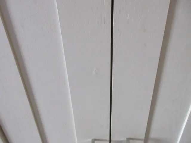 扉の傷を簡易補修した状態