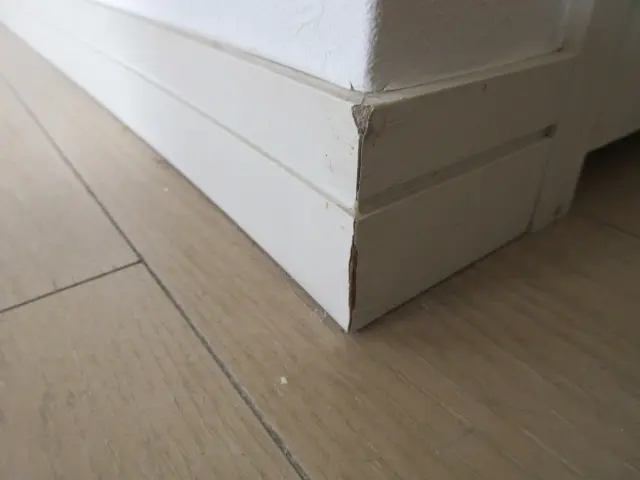 木巾木の角が剥げている状態
