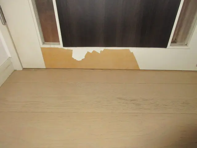 室内ドアの表面シートが破れている状態
